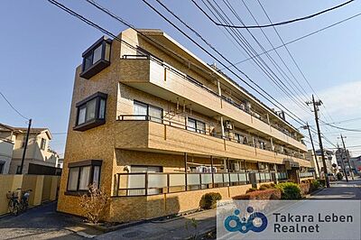 外観：閑静な住宅地に位置する新耐震基準のライオンズマンション。徒歩5分圏にスーパー・コンビニ・薬局が揃う買い物に便利な立地です。