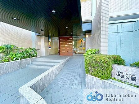 マンションエントランスです。落ち着いた温かみのある色調で、住む人をやさしく迎えてくれます。広々とした高級感溢れるエントランスが、ワンランク上の生活をお約束致します。