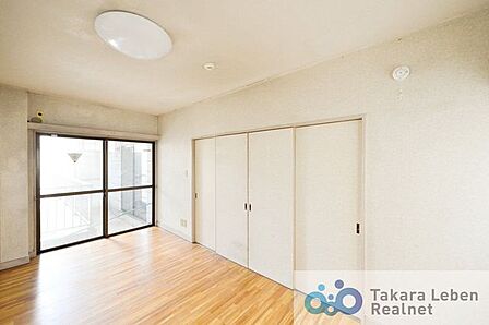 洋室8帖。適度な採光・通風を取り入れたお部屋にお気に入りのベッドを配置して、自分だけのこだわりの空間に仕上げてみましょう。