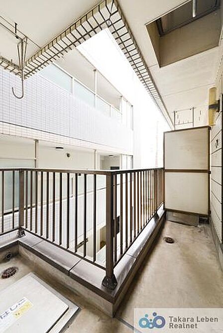 南側バルコニーに面したバルコニー。お洗濯物やお布団もたくさん干すことができます。