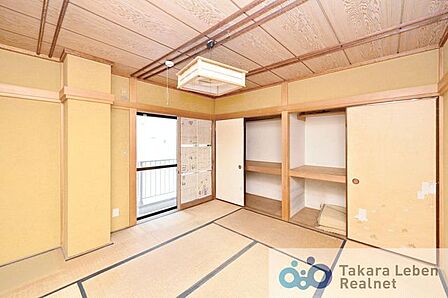 南側バルコニーに面した日当たり良好な8帖の和室。