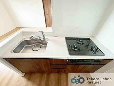 調理の幅が広がるグリル付きの3つ口コンロで、お料理がもっと楽しくなりますね♪