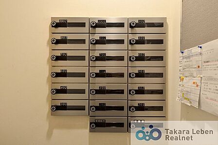 メールボックスコーナーも綺麗に整えられております。共用部分が清潔に保たれていると、マンション全体の品格が上がりますね。