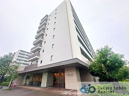 周囲の景観と美しく溶け合いながら、凛とした表情を見せる外観デザイン。落ち着きと品格を兼ね備え、日常を心地よく迎え入れてくれる住まいです。