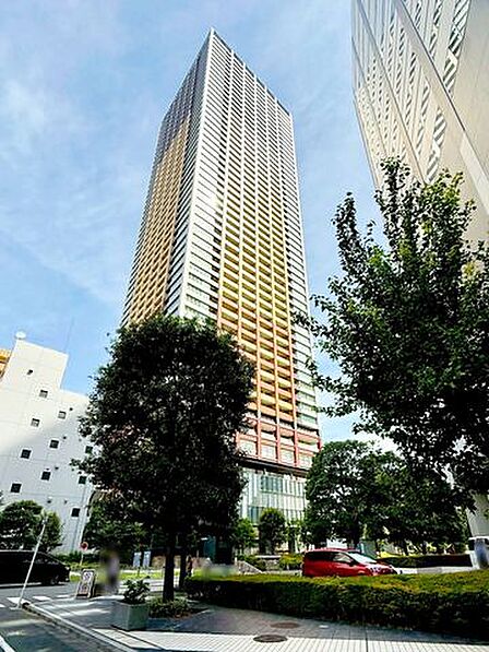 東京メトロ有楽町線「東池袋」駅徒歩2分、総戸数608戸、RC52階建ての大規模タワーマンション。各フロアゴミ置き場、宅配ボックス完備。