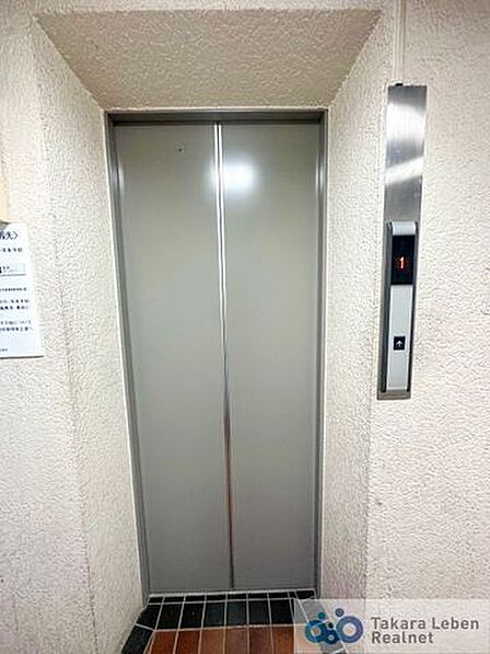 共用部にエレベーターを設置したマンションで、各階へのアクセスがスムーズ。日々の暮らしに配慮された設計です。