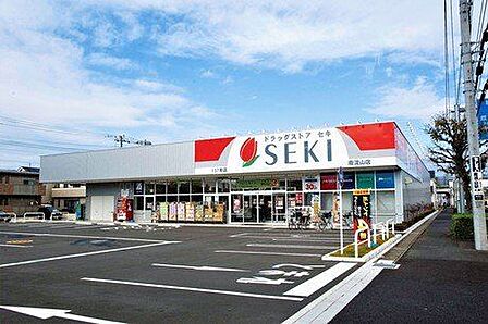 ドラッグストアセキ新三郷店 徒歩11分。 810m