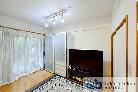 独立したお部屋として利用しても良し。引き戸を開け放してリビング空間の延長として利用しても良いですね。