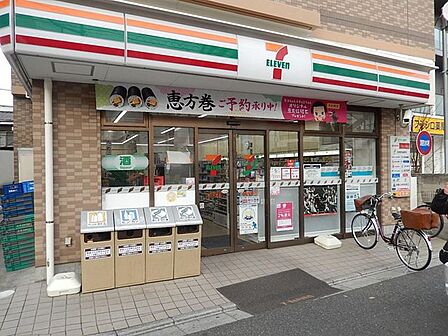 セブンイレブン荒川町屋駅前店 徒歩1分。 60m