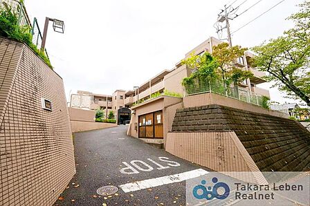洗練されたフォルムと柔らかな印象を併せ持つ外観デザイン。街並みに自然と溶け込みながら、居住者様を優しく迎え入れます。