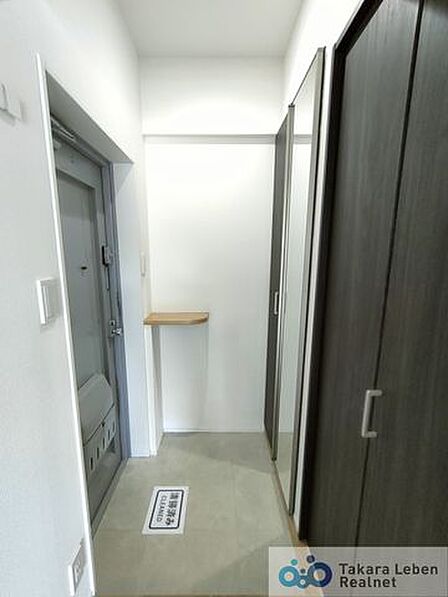 トールサイズのシューズボックスに姿見付き、鍵置きなどに活用できるカウンター付きの玄関です。