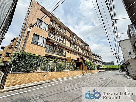 陽光を浴び照らされた美しい煌めきのフォルムが、周りの風景に馴染みながらも存在感を際立たせております。もちろん、その中にもどこか優しさを感じさせるカラーを採用し、住まう人を優しく包み込みます。