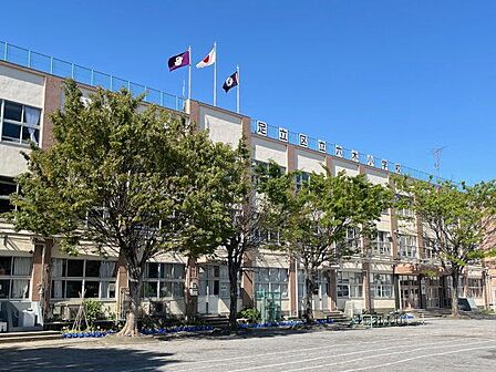 足立区立六木小学校 徒歩13分。 990m