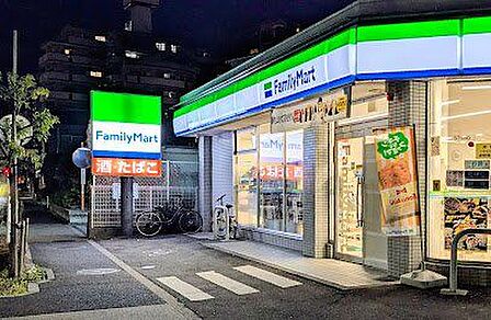 ファミリーマート足立東和店 徒歩3分。 210m