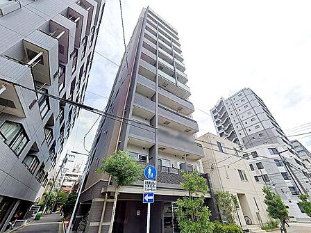 街に馴染みつつも確かな存在感を放つ、洗練された外観。シンプルながらも細部まで配慮されたデザインが、上質な暮らしへの期待を高めます。