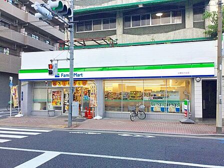 ファミリーマート台東松が谷店 徒歩1分。 80m