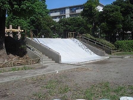 栗六公園 徒歩8分。 590m