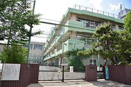 墨田区立緑小学校 徒歩8分。 640m