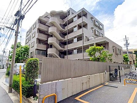 周囲の風景と美しく調和した外観は、主張しすぎず、それでいて印象に残る佇まい。住むほどに愛着が深まる、落ち着きあるデザインです。