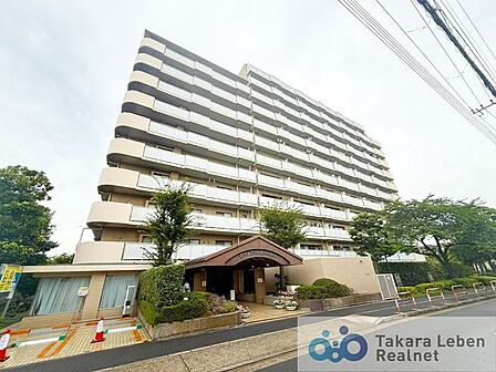 周囲の景観と美しく溶け合いながら、凛とした表情を見せる外観デザイン。落ち着きと品格を兼ね備え、日常を心地よく迎え入れてくれる住まいです。