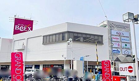 ユニクロ草加花栗店 徒歩8分。 630m