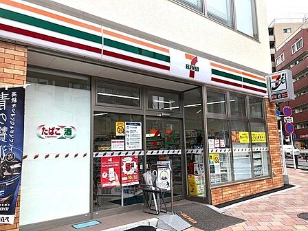 セブンイレブン日暮里中央通り店 徒歩3分。 220m