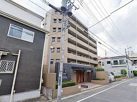 周囲の景観と美しく溶け合いながら、凛とした表情を見せる外観デザイン。落ち着きと品格を兼ね備え、日常を心地よく迎え入れてくれる住まいです。