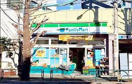 ファミリーマート本駒込駅前店 徒歩0分。 1m