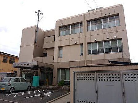 松戸市立図書館五香分館 徒歩9分。 700m