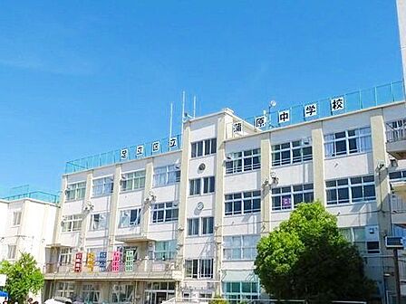 足立区立蒲原中学校 徒歩9分。 750m