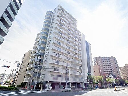 洗練されたフォルムと柔らかな印象を併せ持つ外観デザイン。街並みに自然と溶け込みながら、居住者様を優しく迎え入れます。