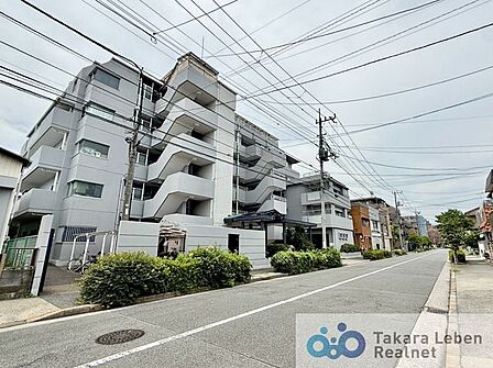 洗練されたフォルムと柔らかな印象を併せ持つ外観デザイン。街並みに自然と溶け込みながら、居住者様を優しく迎え入れます。