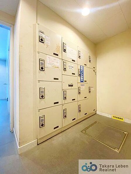 不在時の荷物の受け取りに便利な宅配ボックス。再配達依頼時の休日の時間の拘束から解放されます。