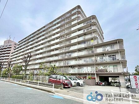 SRC11階建、総戸数184戸のビックコミュニティ。スーパー、コンビニ、小学校が徒歩10分圏内に揃う利便性良好な立地です。