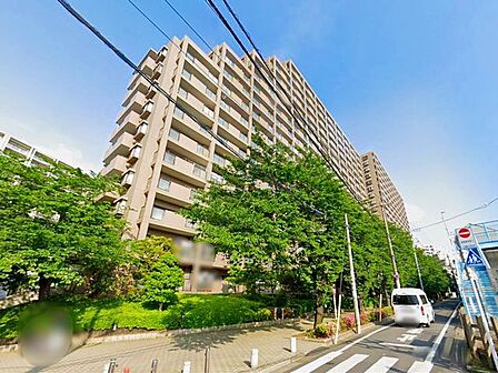 陽光を浴び照らされた美しい煌めきのフォルムが、周りの風景に馴染みながらも存在感を際立たせております。もちろん、その中にもどこか優しさを感じさせるカラーを採用し、住まう人を優しく包み込みます。