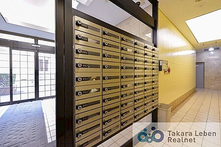 メールボックスコーナーも綺麗に整えられております。共用部分が清潔に保たれていると、マンション全体の品格が上がりますね。