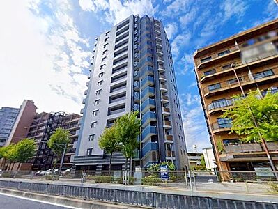 外観:陽光を浴び照らされた美しい煌めきのフォルムが、周りの風景に馴染みながらも存在感を際立たせております。もちろん、その中にもどこか優しさを感じさせるカラーを採用し、住まう人を優しく包み込みます。 外観:陽光を浴び照らされた美しい煌めきのフォルムが、周りの風景に馴染みながらも存在感を際立たせております。もちろん、その中にもどこか優しさを感じさせるカラーを採用し、住まう人を優しく包み込みます。