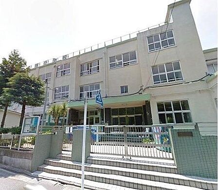 足立区立竹の塚小学校 徒歩9分。 700m