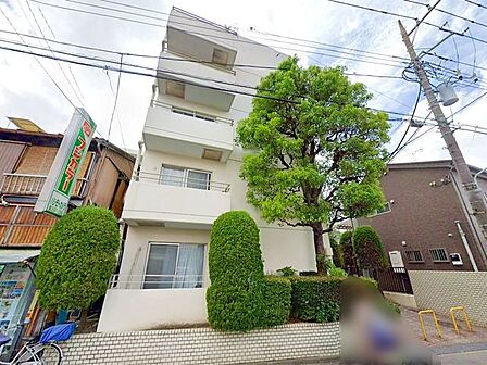 周囲の風景と美しく調和した外観は、主張しすぎず、それでいて印象に残る佇まい。住むほどに愛着が深まる、落ち着きあるデザインです。