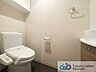 トイレ：吊戸棚があるので、トイレットペーパーのストックや清掃道具等を収納するのに便利です。