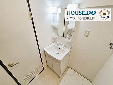 限られたスペースを有効活用した、機能的なコンパクト洗面台。清潔感のあるホワイトカラーが、空間を明るく清潔に保ちます。