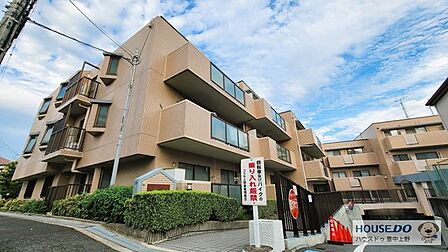 閑静な住宅街に位置し、落ち着いた雰囲気の外観が魅力です。周辺には高い建物が少なく、陽当りが良好で、明るく快適な住環境を実現しています。穏やかな環境でゆったりとした暮らしをご希望の方に最適な物件です。