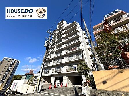 北大阪急行「緑地公園」駅まで徒歩約4分と通勤や通学に便利な立地！新御堂筋に面しているため、お車での移動もしやすい立地となっております♪