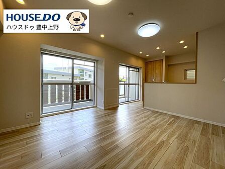 【リビング】約13.2帖のリビングは隣の洋室と一体利用が可能。開放的な空間が生まれ、家族で過ごす時間がより快適になります。