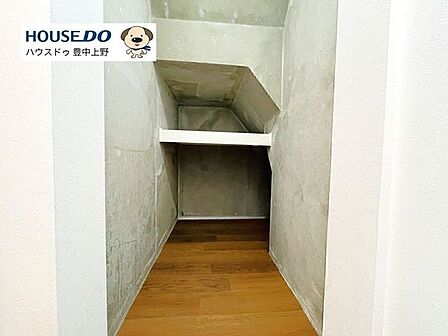 階段下を利用した大容量の収納スペース!日常使いしない大型の物や掃除機など余裕をもって収納いただけます!