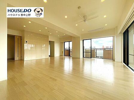 【LDK】約29帖の広々LDK。南東向きの大きな窓から明るい日差しが差し込みます。大型家具でもゆとりをもって置いて頂ける広さがございます。