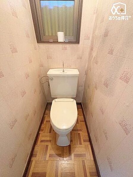 独立型のトイレでプライベートな空間をしっかり確保。上部に収納もありすっきりと保てます。