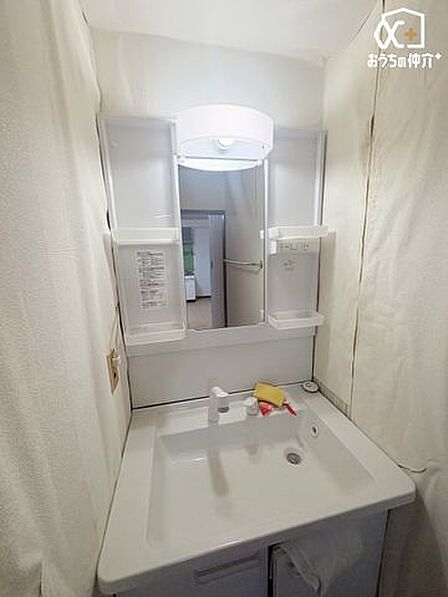 廊下部分に配置されたコンパクトで機能的な洗面スペース。毎朝の身支度もスムーズに行えます。