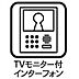 室内：来訪者が呼び鈴を鳴らすことでカメラが起動、玄関先に行かずに室内で顔の確認をすることができます。もし仮に、来訪者が怪しければ居留守を使うこともでき、危険回避にもつながります。