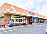 周辺：徒歩13分。【さえき小谷田食品館】営業時間9時00分〜21時00分。車椅子対応の駐車場。車椅子対応の入り口。 1020m